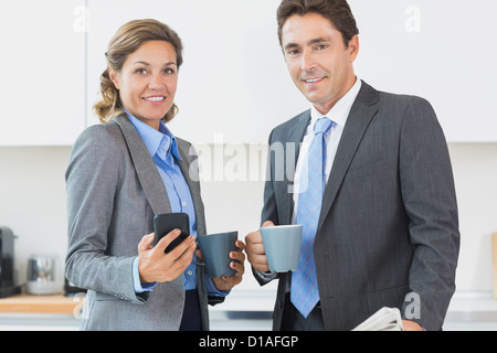 Power-Paar mit Kaffee vor der Arbeit Stockfoto