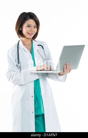 Porträt von glücklich weiblich chinesischen Arzt arbeitet auf einem Laptop. Stockfoto