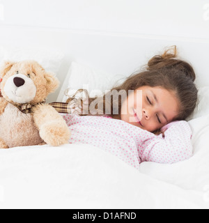 Kleines Mädchen mit Teddybär schlafen Stockfoto