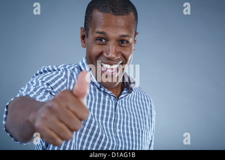 Junge afrikanische Menschenbild Blick in die Kamera Lächeln Stockfoto