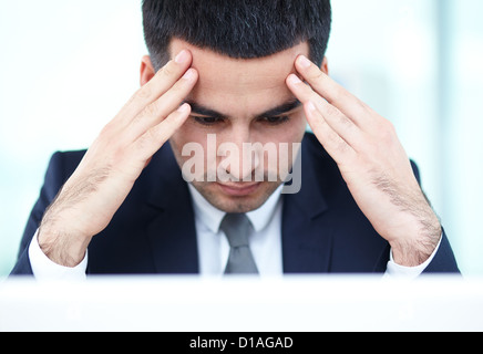 Porträt von nachdenklich Geschäftsmann am Arbeitsplatz Stockfoto