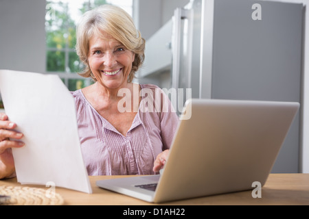 Glücklich Reife Frau mit ihrem laptop Stockfoto