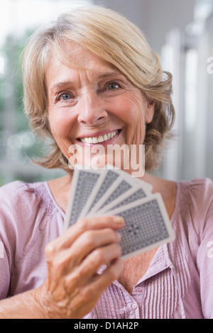 Nahaufnahme von einem lächelnden Frau Spielkarten Stockfoto