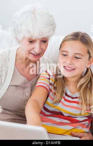 Kleine Mädchen und Oma mit laptop Stockfoto