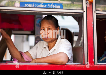 Passagiere auf einem Bus, Bangkok Stockfoto