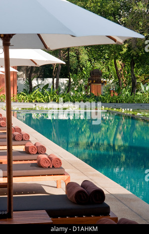 Im freien Liegestühle am Pool Stockfoto