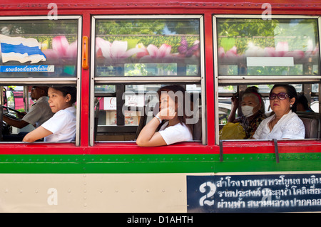 Passagiere auf einem Bus, Bangkok Stockfoto