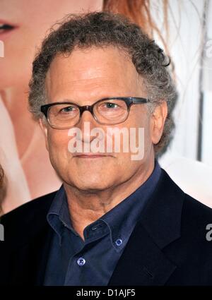 Albert Brooks im Ankunftsbereich für dieses ist 40 Premiere, Graumans Chinese Theatre, Los Angeles, CA 12. Dezember 2012. Foto von: Dee Cercone/Everett Collection Stockfoto