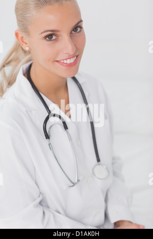 Lächelnde junge Ärztin Stockfoto