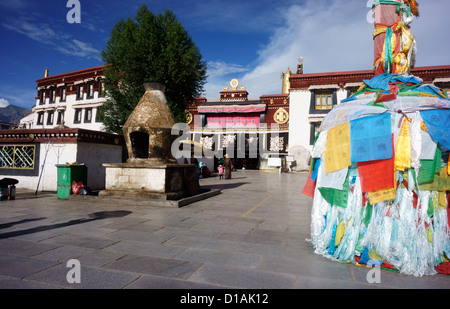 Chörten bedeckt mit Gebetsfahnen auf Barkhor Vorplatz Jokhang-Tempel. Alte Stadt Lhasa, Tibet Stockfoto