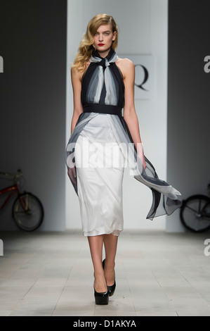 Ein Modell zeigt eine Kreation von Designer PPQ während einer Fashion show auf der London Fashion Week. Stockfoto