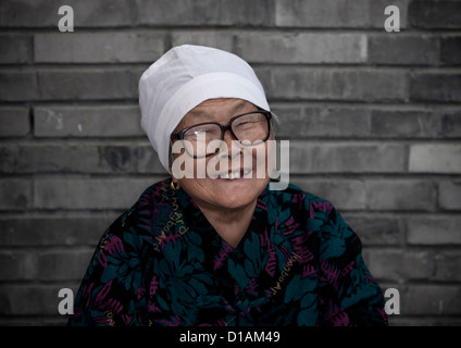 Alte Frau In einem Hutong, Peking China Stockfoto