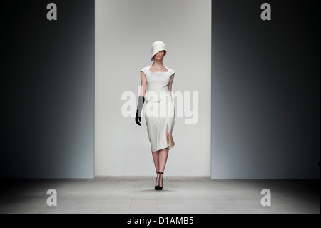 Ein Modell zeigt eine Kreation von Designer Marios Schwab während einer Fashion-Show auf der London Fashion Week. Stockfoto