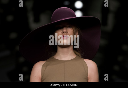Ein Modell zeigt eine Kreation von Designer Marios Schwab während einer Fashion-Show auf der London Fashion Week. Stockfoto