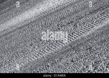 Hintergrundtextur des städtischen Straße mit nassem Schnee bedeckt Stockfoto