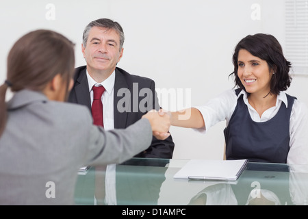 Zwei Geschäftsfrauen Händeschütteln Stockfoto