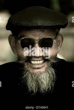 Naxi-Minderheit-Mann mit Sonnenbrille, Lijiang, Yunnan Provinz, China Stockfoto