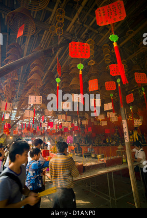 Räucherstäbchen brennen In Kwan Kung Pavillon auf Chueng Chau, Hong Kong, China Stockfoto