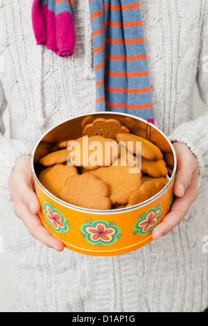 Dose Lebkuchen wird aufgehalten und von Mann trägt Scalf präsentiert Stockfoto