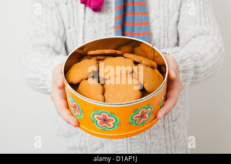 Dose Lebkuchen wird aufgehalten und von Mann trägt Scalf präsentiert Stockfoto