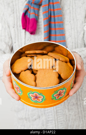 Dose Lebkuchen wird aufgehalten und von Mann trägt Scalf präsentiert Stockfoto