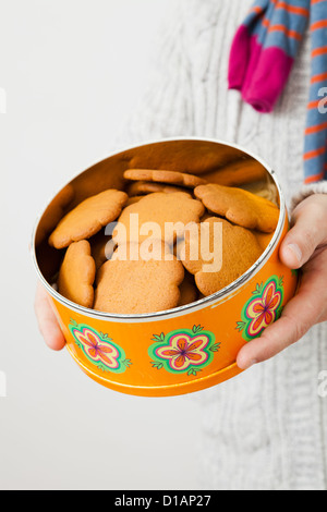 Dose Lebkuchen wird aufgehalten und von Mann trägt Scalf präsentiert Stockfoto