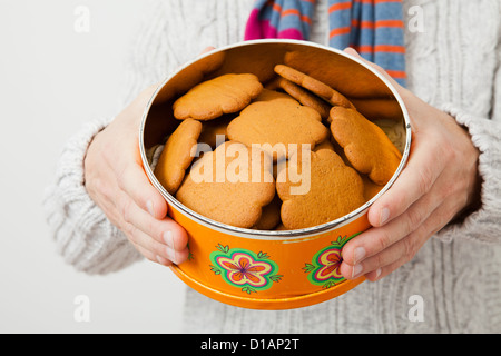 Dose Lebkuchen wird aufgehalten und von Mann trägt Scalf präsentiert Stockfoto