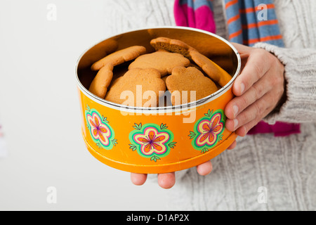 Dose Lebkuchen wird aufgehalten und von Mann trägt Scalf präsentiert Stockfoto