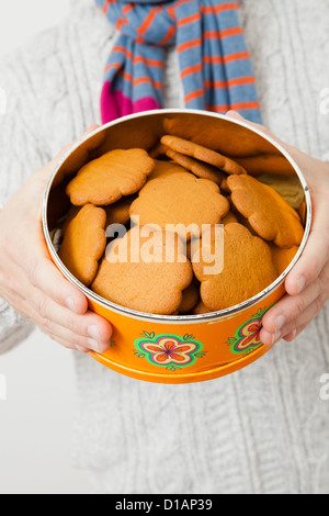 Dose Lebkuchen wird aufgehalten und von Mann trägt Scalf präsentiert Stockfoto