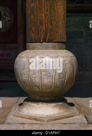 Anti-seismische Säule In einem alten Haus, Tuan Shan Dorf, Yunnan Provinz, China Stockfoto