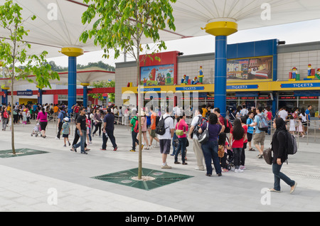 Menschen vor dem Legoland Malaysia Eingang und Ticket-Büro Stockfoto