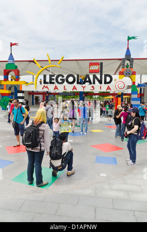 Menschen vor dem Legoland Malaysia Schild fotografieren Stockfoto