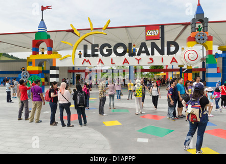 Menschen bei der Hinweistafel Legoland Malaysia Stockfoto