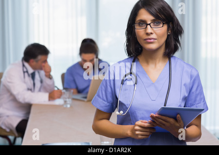 Krankenschwester mit TabletPC Stockfoto