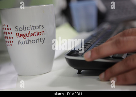 Die Büros der Solicitors Regulation Authority in Birmingham. Eine Tasse zeigt den Namen der Organisation. Stockfoto