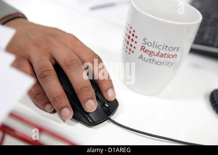 Die Büros der Solicitors Regulation Authority in Birmingham. Eine Tasse zeigt den Namen der Organisation. Stockfoto