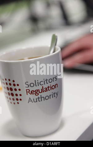 Die Büros der Solicitors Regulation Authority in Birmingham. Eine Tasse zeigt den Namen der Organisation. Stockfoto