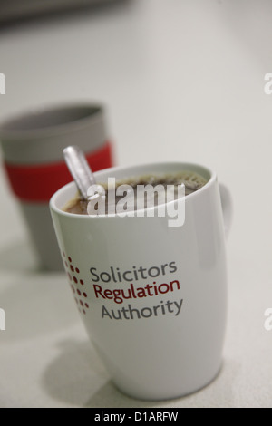 Die Büros der Solicitors Regulation Authority in Birmingham. Eine Tasse zeigt den Namen der Organisation. Stockfoto