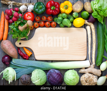 Gemüse und Gewürze Vintage Grenze und leere Schneidebrett abstrakten Hintergrund Stockfoto