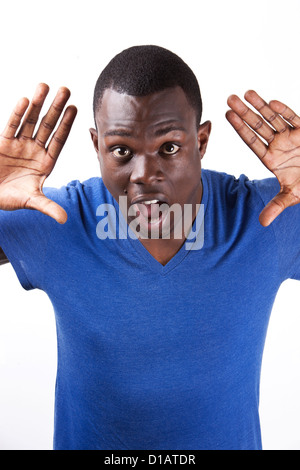 Porträt schockiert jungen Mann geöffneten Handflächen sitzen Stockfoto