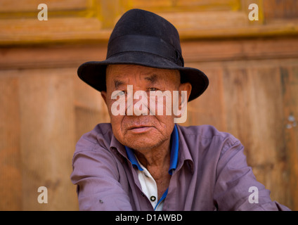 Menschen sitzen In der Straße, Bai Dorf von Shaxi, Yunnan Provinz, China Stockfoto