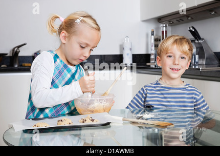 Glücklich Bruder Schwester backen Kekse in Küche Stockfoto