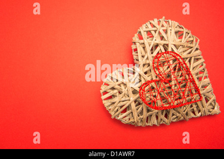 Wicker Ornament und roten herzförmigen Herzbox Stockfoto