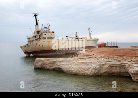 Edro III Frachtschiff auf Grund gelaufen in der Nähe der Grotten in Coral Bay in der Nähe von Paphos Zypern Stockfoto