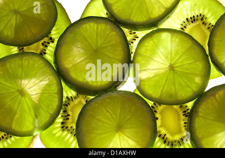 In Scheiben geschnittenen Kiwis und Limes Stockfoto