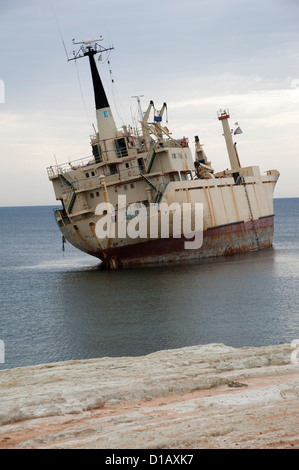 Edro III Frachtschiff auf Grund gelaufen in der Nähe der Grotten in Coral Bay in der Nähe von Paphos Zypern Stockfoto