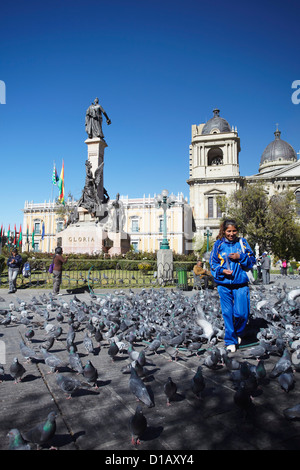 Frau, die Tauben füttern, im Plaza Pedro Murillo, La Paz, Bolivien Stockfoto