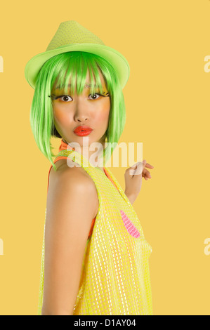 Porträt funky junge Frau grüne Haare kräuseln der Lippen Stockfoto