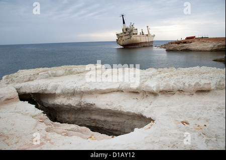 Edro III Frachtschiff auf Grund gelaufen in der Nähe der Grotten in Coral Bay in der Nähe von Paphos Zypern Stockfoto