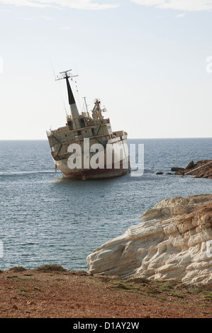 Edro III Frachtschiff auf Grund gelaufen in der Nähe der Grotten in Coral Bay in der Nähe von Paphos Zypern Stockfoto